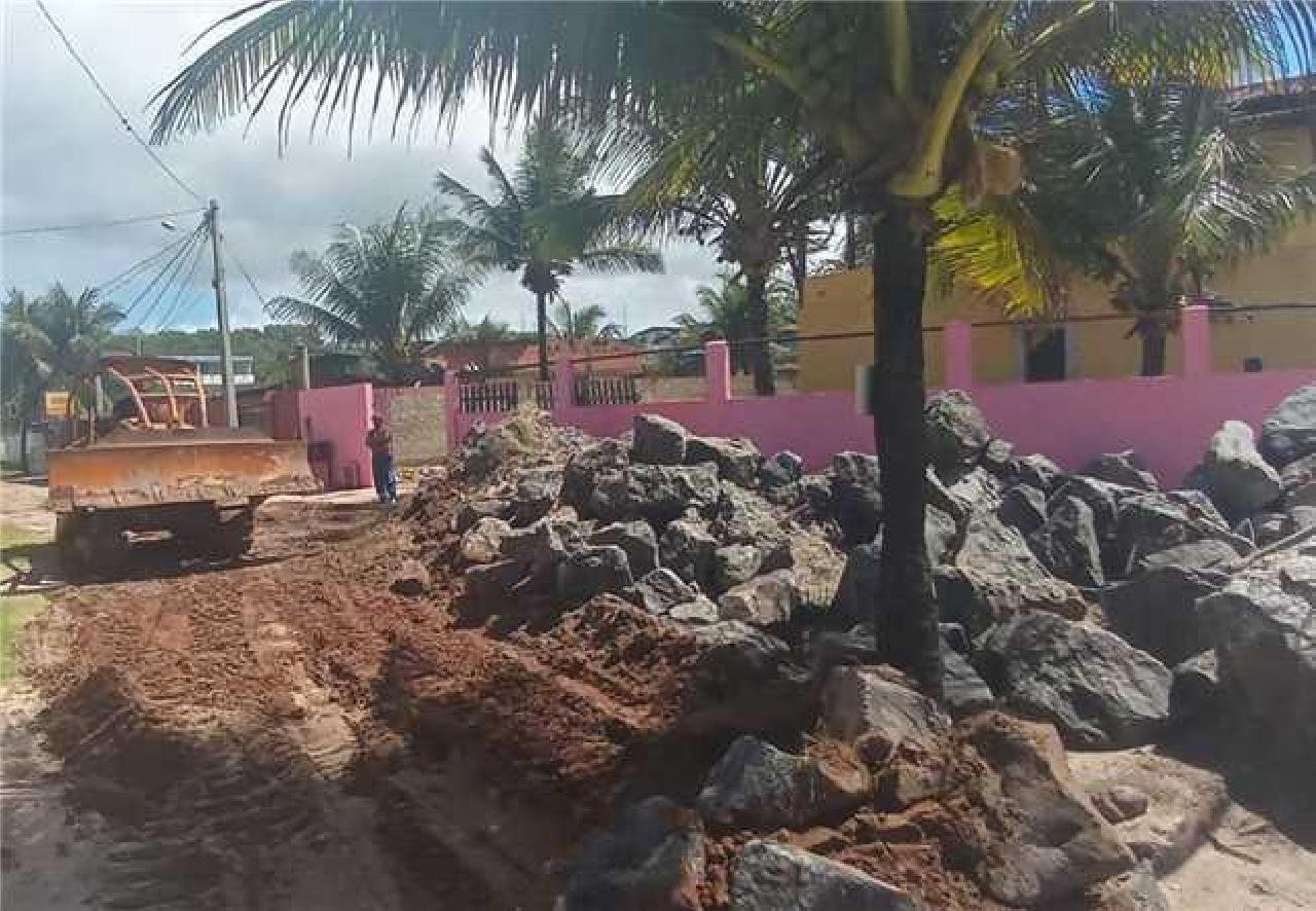 PREFEITURA INSTALA BARREIRA DE PEDRAS PARA CONTER AVANÇO DO MAR NO LITORAL NORTE DE ILHÉUS PREFEITURA INSTALA BARREIRA DE PEDRAS PARA CONTER AVANÇO DO MAR NO LITORAL NORTE DE ILHÉUS