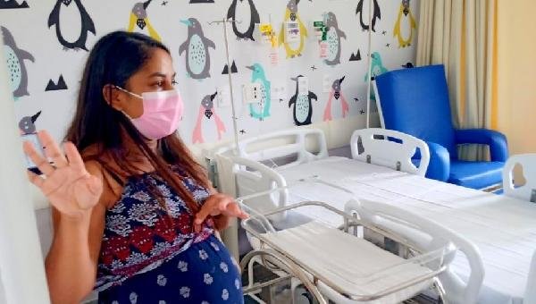 GESTANTE VISITA HOSPITAL ONDE BEBÊ VAI NASCER