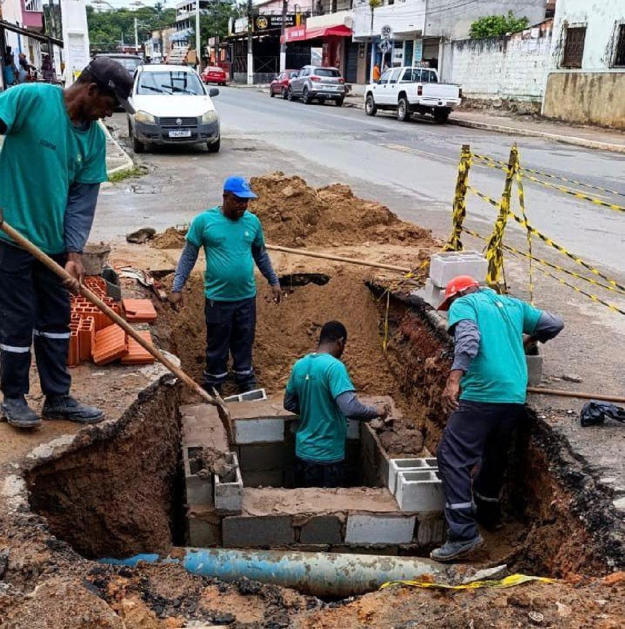 OBRA DE DRENAGEM É EXECUTADA NA RUA CAMPO VERDE, NO TEOTÔNIO VILELA, EM ILHÉUS
