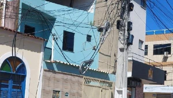 FIOS EXPOSTOS PERMANECEM NA RUA CASTRO ALVES APÓS INCÊNDIO EM POSTES