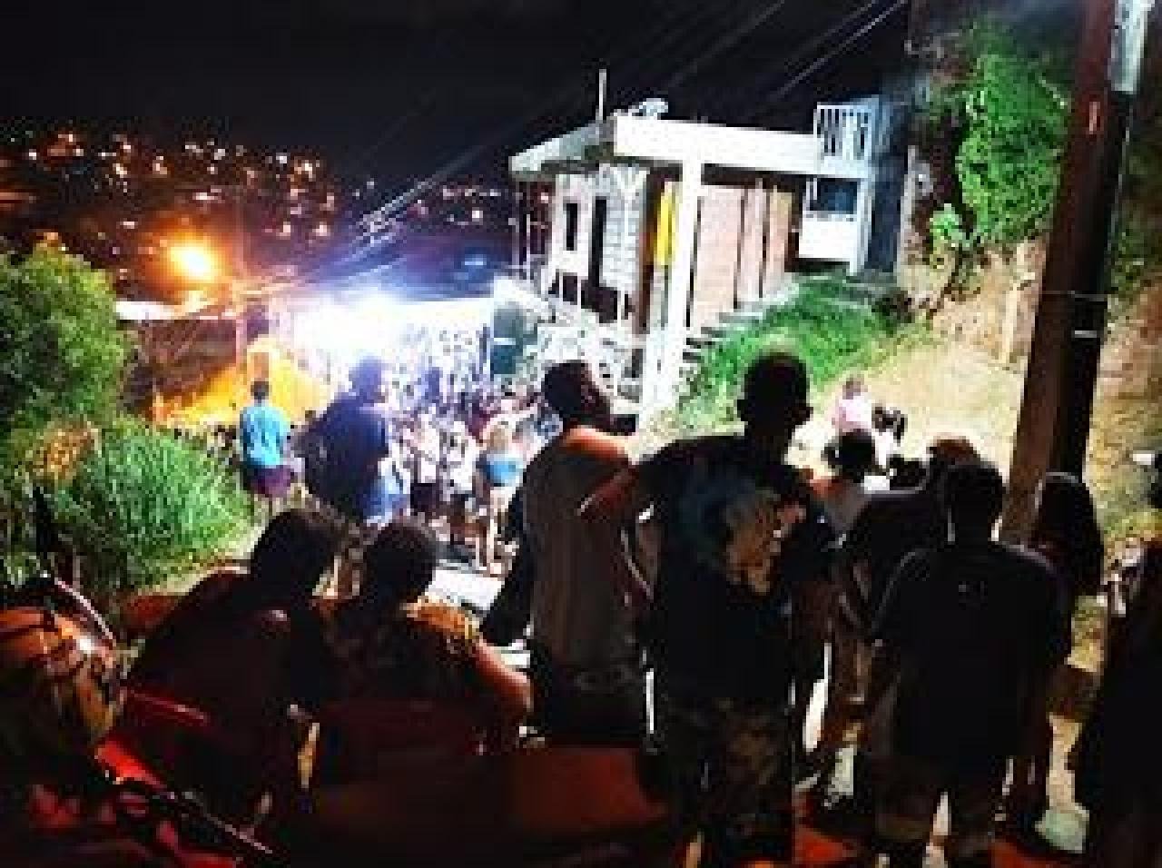 ILHÉUS: PM ACABA COM AGLOMERAÇÃO NO ALTO DO COQUEIRO ILHÉUS: PM ACABA COM AGLOMERAÇÃO NO ALTO DO COQUEIRO
