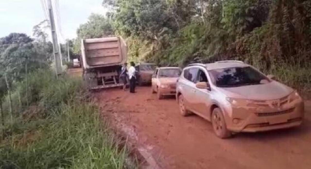 CHUVA INTERDITA ESTRADA DE BARRA GRANDE; CARROS FICAM PRESOS NA LAMA CHUVA INTERDITA ESTRADA DE BARRA GRANDE; CARROS FICAM PRESOS NA LAMA