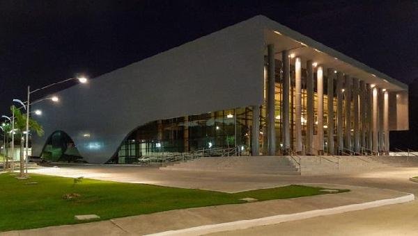 VARA CÊNICA CEDE E CAUSA PÂNICO NO TEATRO CANDINHA DÓREA 