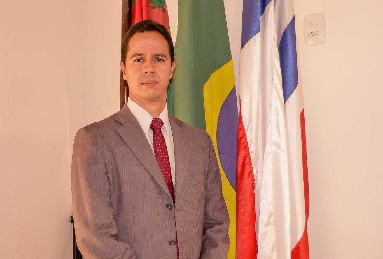 ILHÉUS: SECRETÁRIO NÃO DESCARTA EXONERAÇÃO DE CARGOS COMISSIONADOS. “ONDE PUDER REDUZIR, VAMOS REDUZIR” ILHÉUS: SECRETÁRIO NÃO DESCARTA EXONERAÇÃO DE CARGOS COMISSIONADOS. “ONDE PUDER REDUZIR, VAMOS REDUZIR”