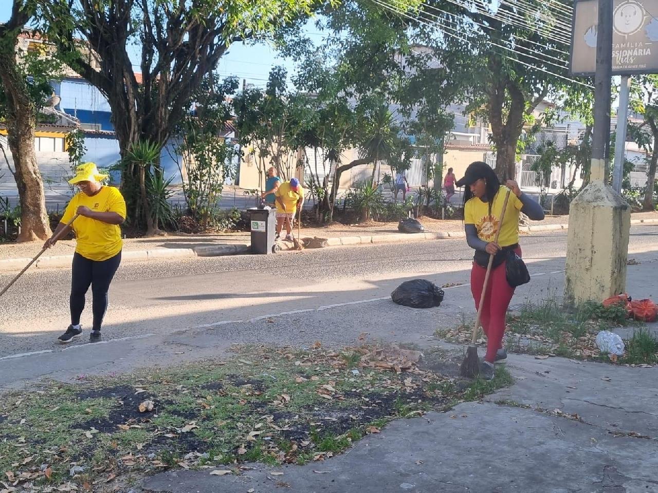 LIMPEZA É REALIZADA NO HERNANI SÁ APÓS BLOCOS DE CARNAVAL 