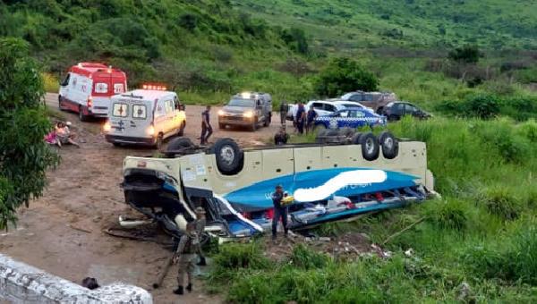 CINCO PESSOAS MORRERAM APÓS UM ÔNIBUS CAPOTAR NA PONTE DO RIO PARDO ENTRE POTIRAGUÁ E ITAPETINGA