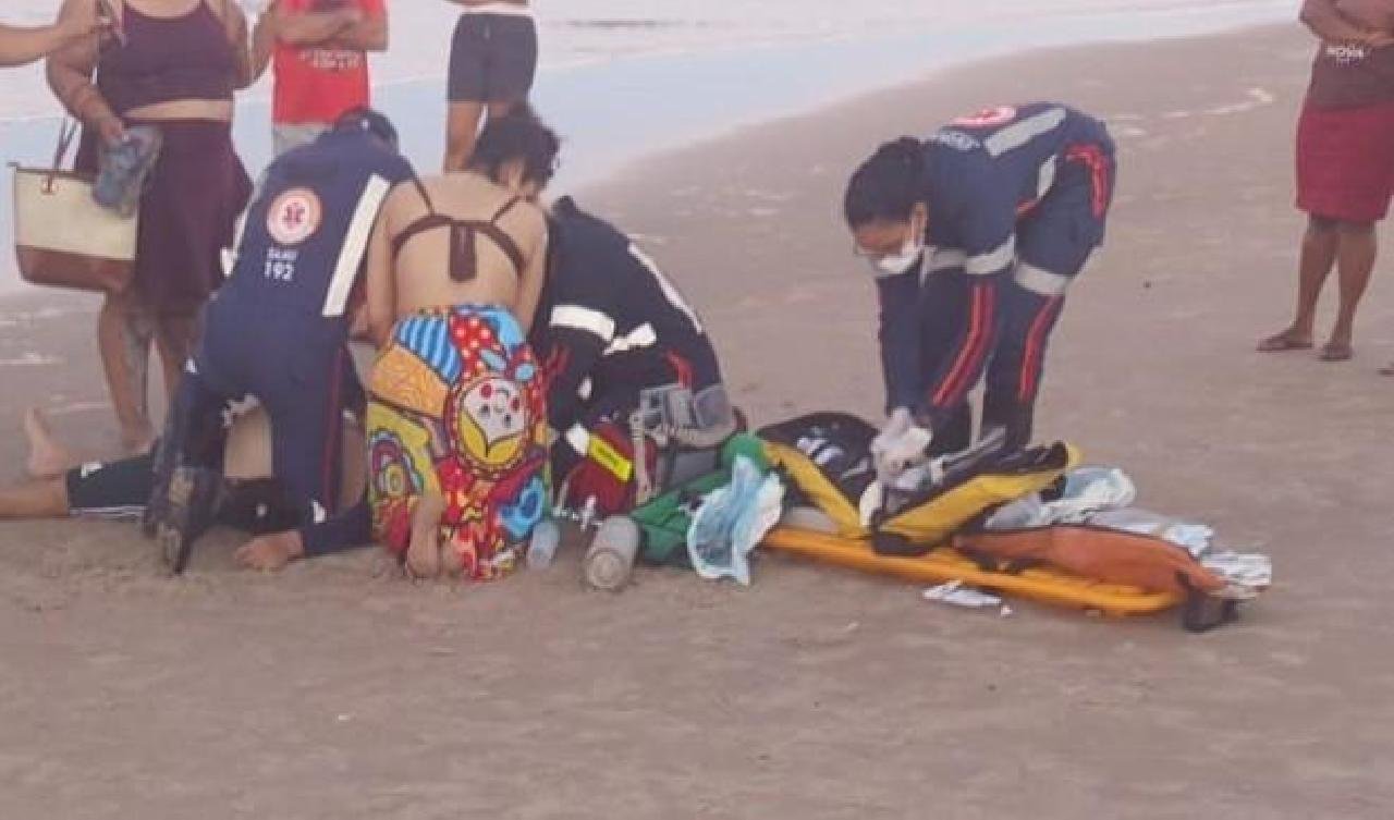 HOMEM MORRE AFOGADO AO TENTAR SALVAR O FILHO NA PRAIA DE SÃO MIGUEL, EM ILHÉUS 