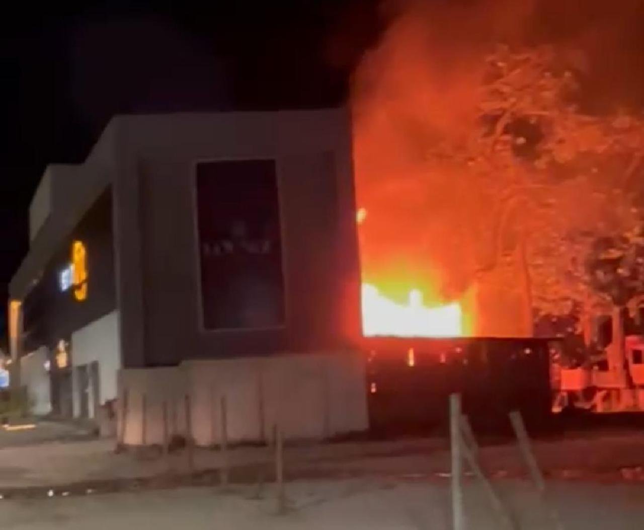 INCÊNDIO ATINGE ÁREA NOS FUNDOS DE ACADEMIA NA ZONA SUL DE ILHÉUS