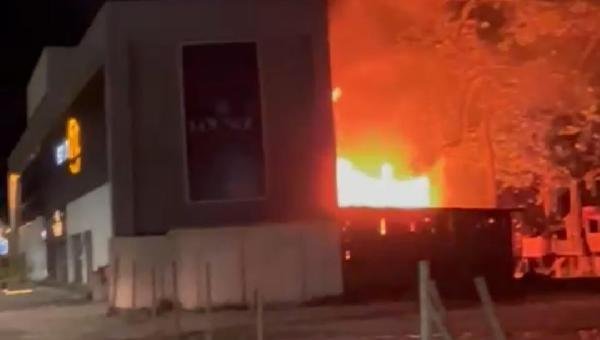 INCÊNDIO ATINGE ÁREA NOS FUNDOS DE ACADEMIA NA ZONA SUL DE ILHÉUS