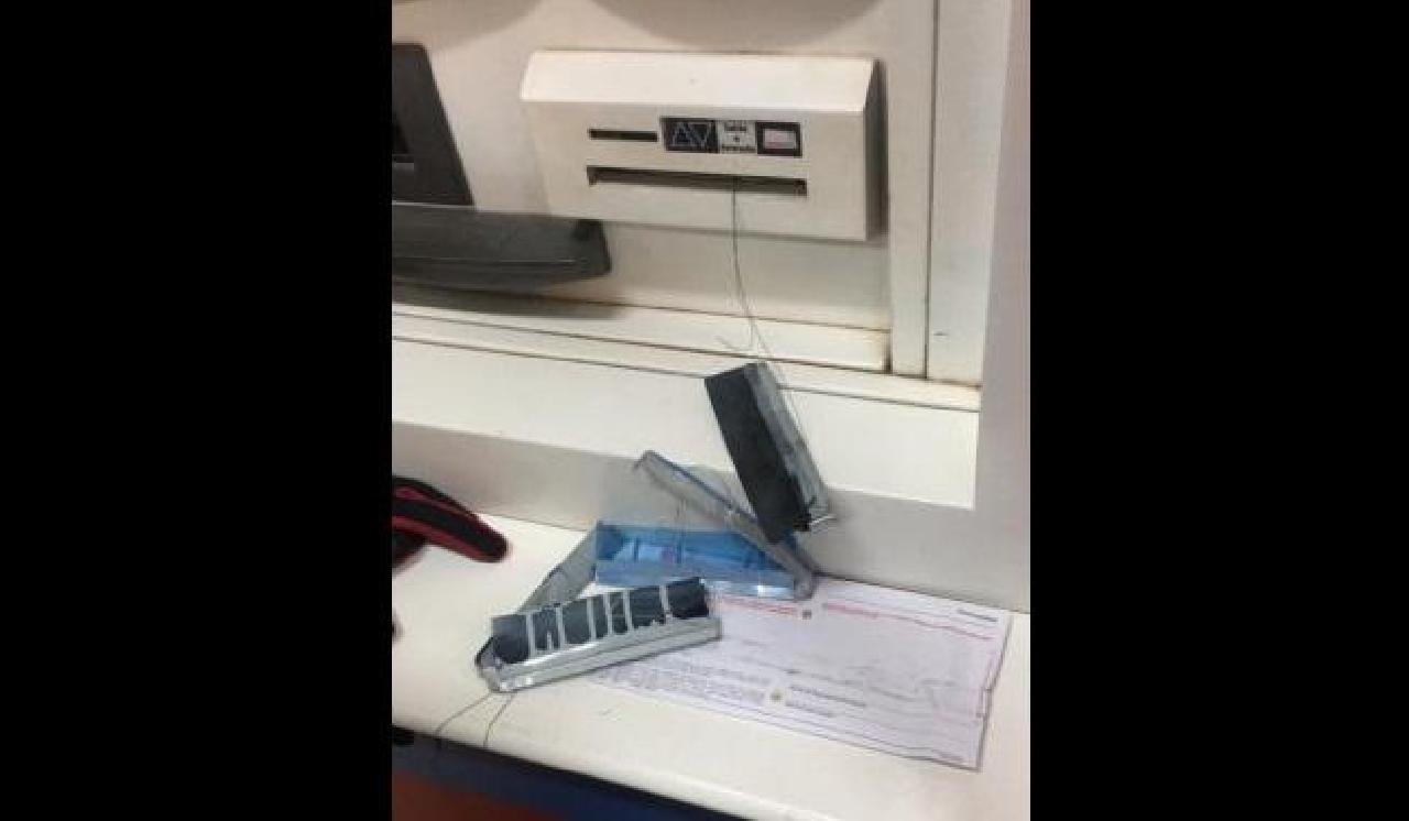 HOMENS SÃO PRESOS EM FLAGRANTE AO INSTALAREM CHUPA-CABRAS EM CAIXAS ELETRÔNICOS HOMENS SÃO PRESOS EM FLAGRANTE AO INSTALAREM CHUPA-CABRAS EM CAIXAS ELETRÔNICOS
