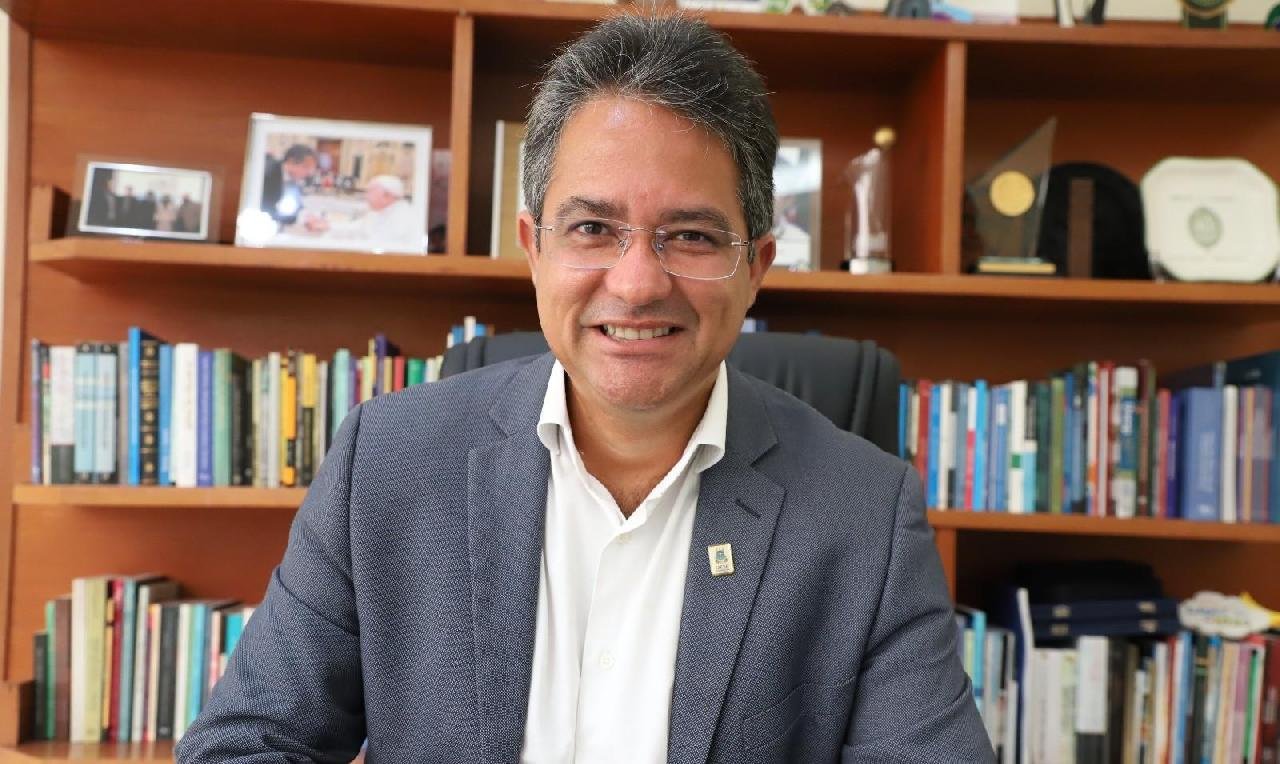REITOR DA UESC SERÁ EMPOSSADO NA ACADEMIA DE LETRAS DE ILHÉUS, DIA 7 DE MAIO REITOR DA UESC SERÁ EMPOSSADO NA ACADEMIA DE LETRAS DE ILHÉUS, DIA 7 DE MAIO