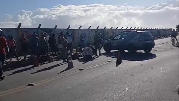 MULHER É ATROPELADA POR MOTO NA ENTRADA DO BAIRRO NELSON COSTA, EM ILHÉUS MULHER É ATROPELADA POR MOTO NA ENTRADA DO BAIRRO NELSON COSTA, EM ILHÉUS