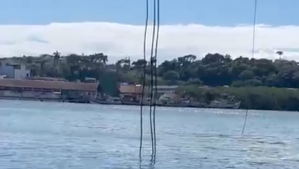 CABOS AINDA TOCAM A ÁGUA SOB A PONTE LOMANTO JÚNIOR, EM ILHÉUS, E MORADOR VOLTA A DENUNCIAR RISCO