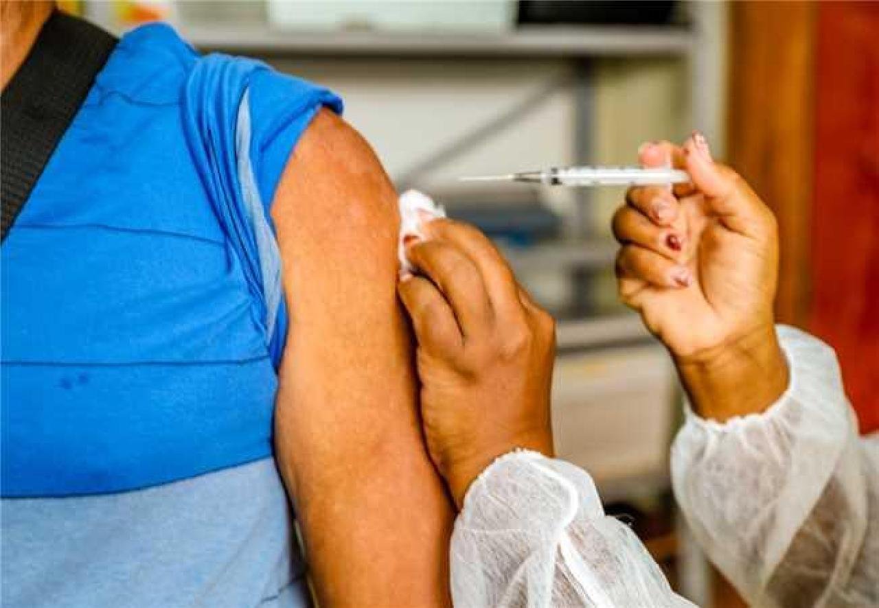 ILHÉUS APLICA APENAS  2ª e 3ª DOSE NESTA QUARTA FEIRA (3); ESTRATÉGIA SEGUE COM ANTECIPAÇÃO DA PFIZER 