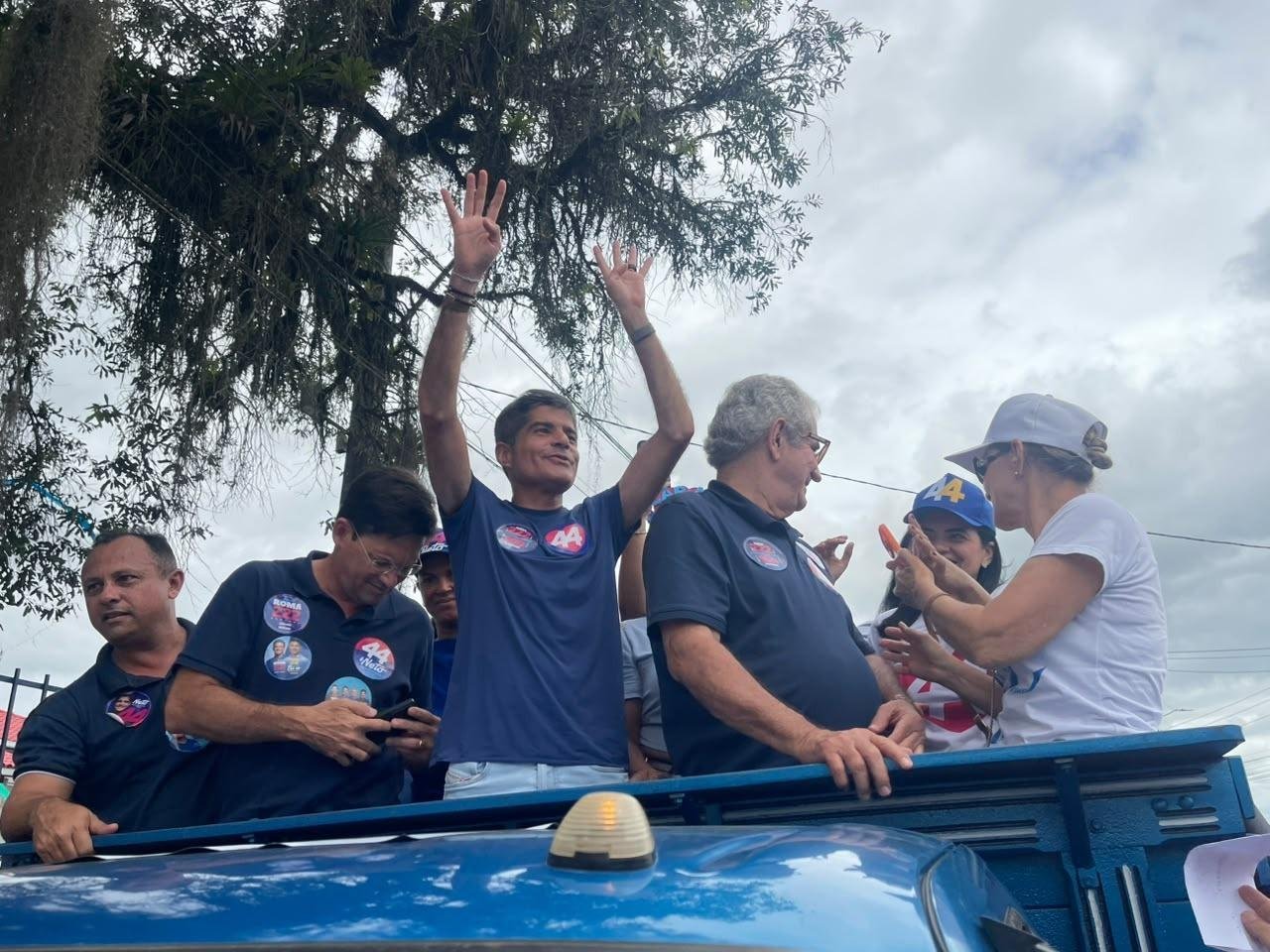 ACM NETO PERCORRE TRÊS CIDADES NO SUL DA BAHIA NO MESMO DIA E PROJETA GRANDE FESTA EM ILHÉUS NA VÉSPERA DA ELEIÇÃO: "ESTÁ CHEGANDO A HORA"