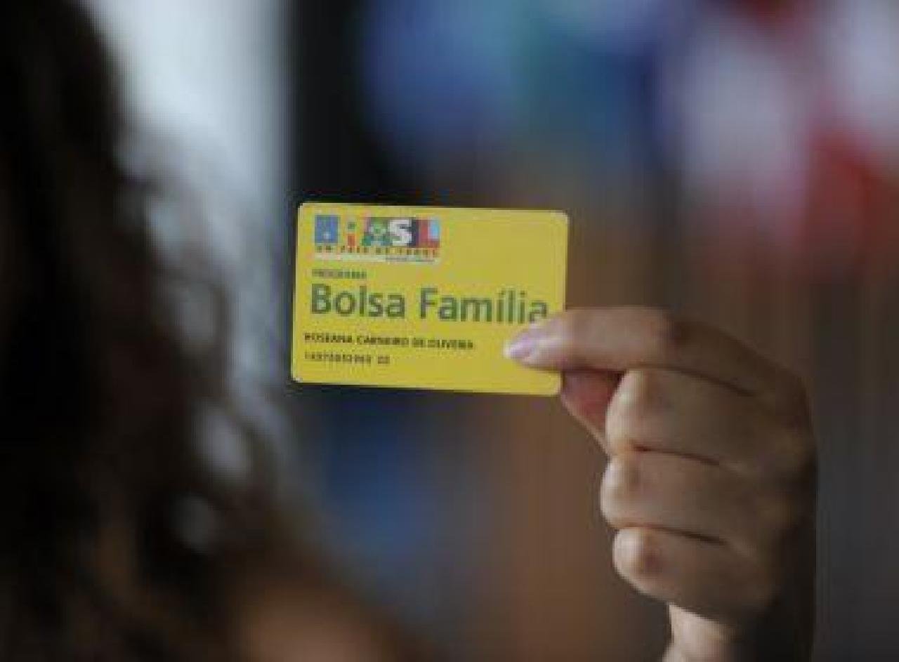 BAHIA É O ESTADO COM MAIOR N° DE FAMÍLIAS RETIRADAS DO BOLSA FAMÍLIA BAHIA É O ESTADO COM MAIOR N° DE FAMÍLIAS RETIRADAS DO BOLSA FAMÍLIA