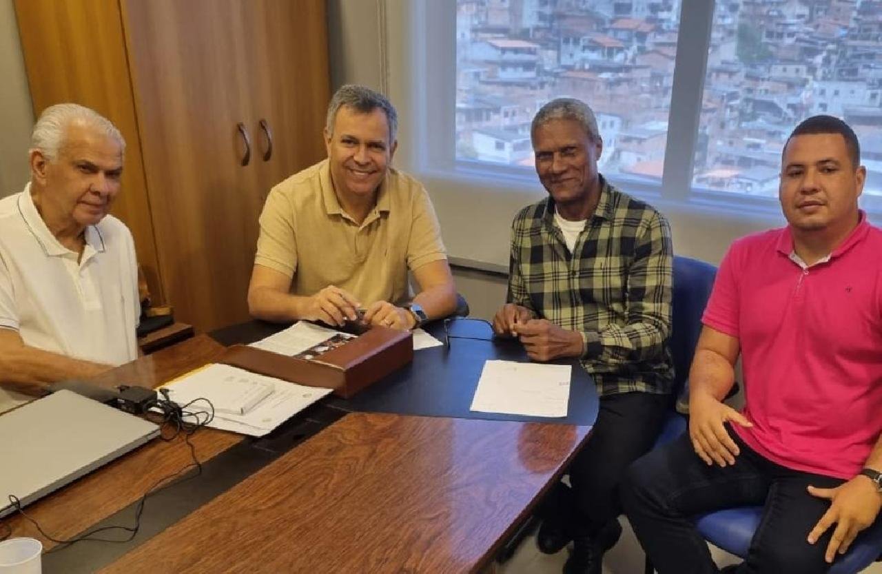 FÉLIX JÚNIOR SUGERE QUE PT INDIQUE ADÉLIA COMO VICE DE AUGUSTÃO FÉLIX JÚNIOR SUGERE QUE PT INDIQUE ADÉLIA COMO VICE DE AUGUSTÃO