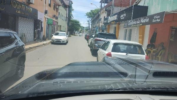 MORADORES DENUNCIAM ESTACIONAMENTO IRREGULAR EM RUA DE ILHÉUS