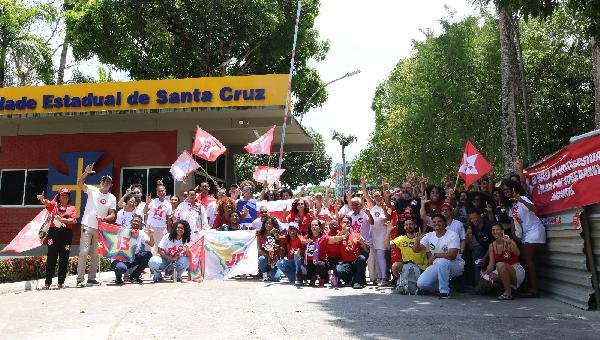 ATO NA UESC REÚNE COMUNIDADE ACADÊMICA EM DEFESA DA SOBERANIA NACIONAL E DA UNIVERSIDADE PÚBLICA