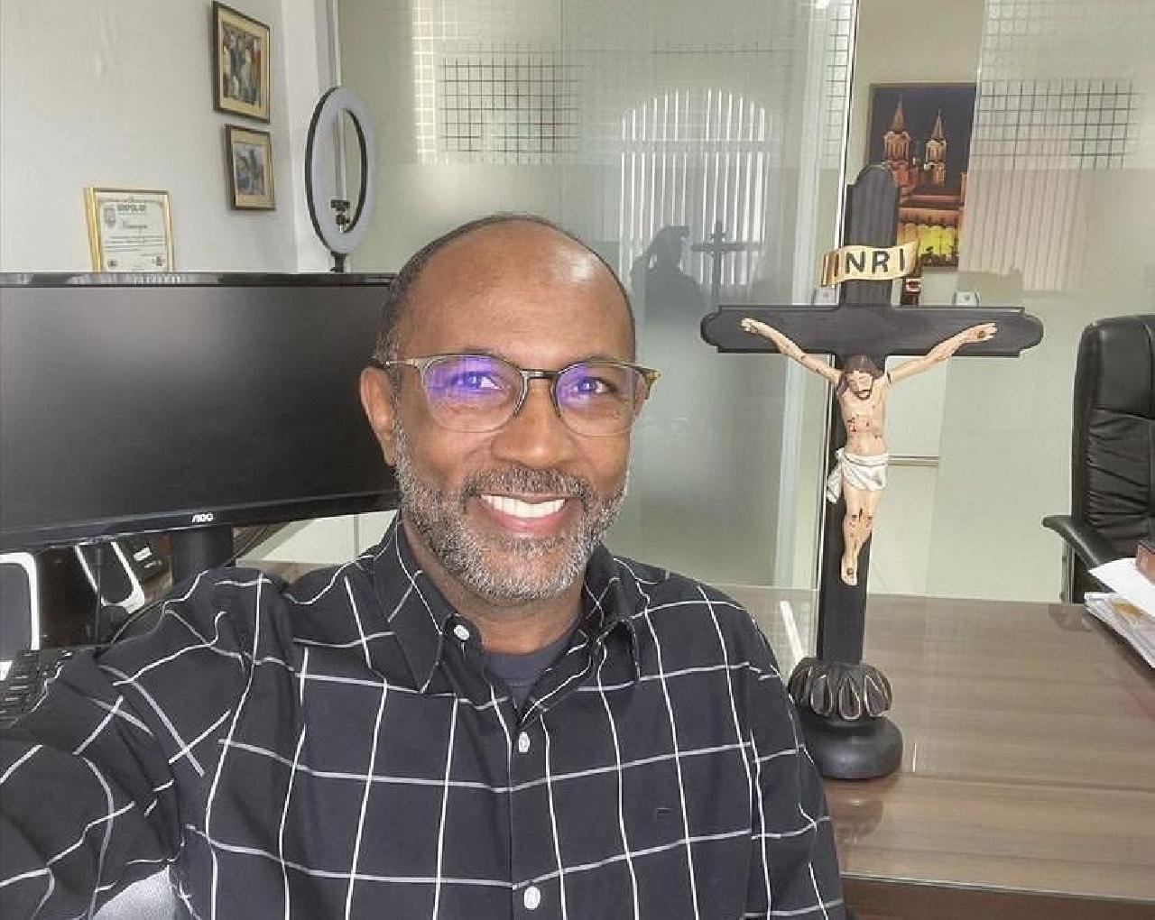 BEBETO GALVÃO RETORNA AO TRABALHO APÓS PAUSA PARA PROCEDIMENTO CIRÚRGICO 