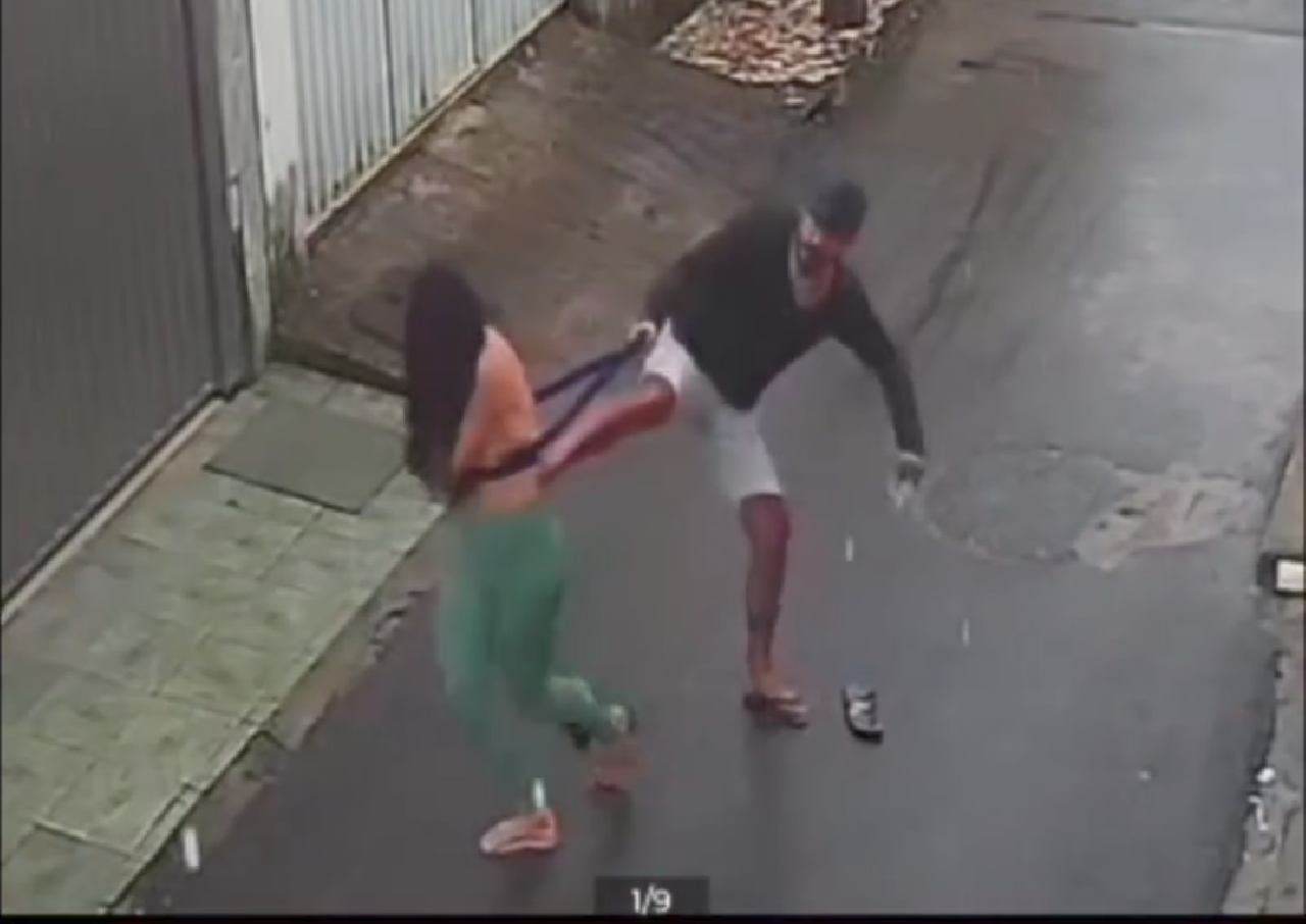 FLAGRANTE DE COVARDIA: MULHER É AGREDIDA POR HOMEM EM ITABUNA FLAGRANTE DE COVARDIA: MULHER É AGREDIDA POR HOMEM EM ITABUNA