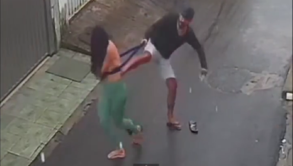 FLAGRANTE DE COVARDIA: MULHER É AGREDIDA POR HOMEM EM ITABUNA