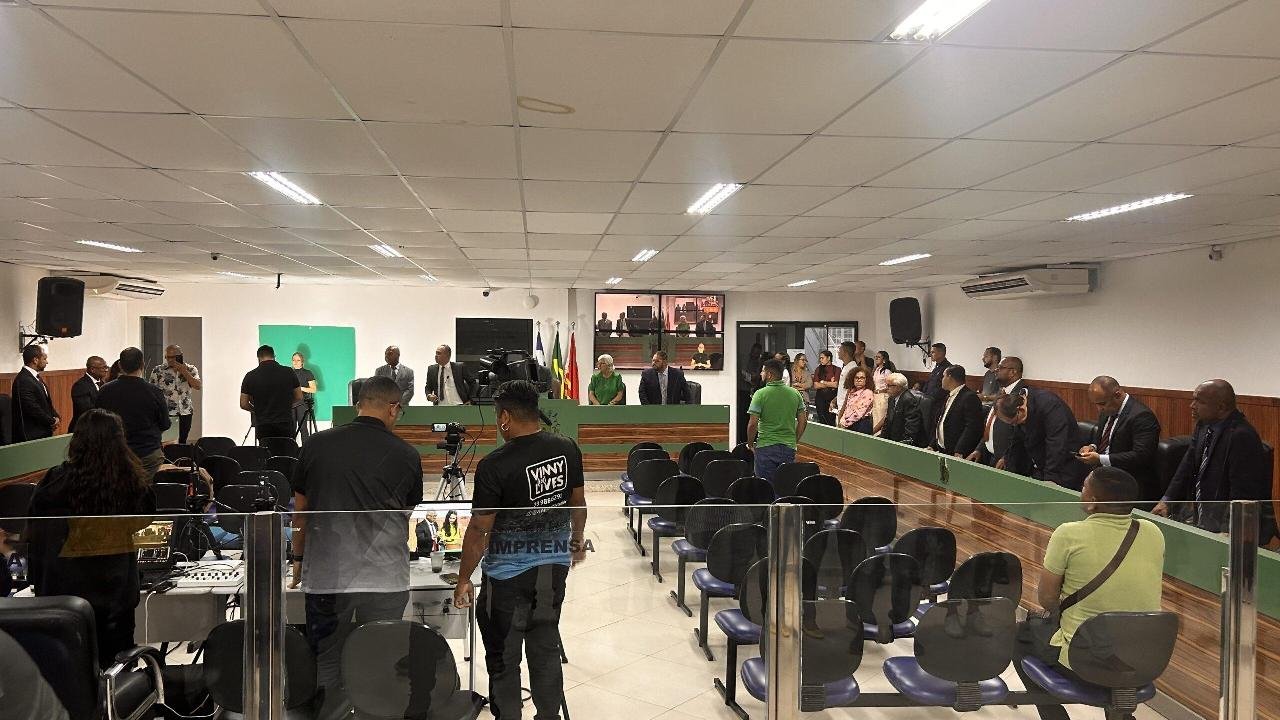 COM ATRASO DE MAIS DE DUAS HORAS 2ª SESSÃO ORDINÁRIA DA CÂMARA DE ILHÉUS DISCUTE COMISSÕES COM ATRASO DE MAIS DE DUAS HORAS 2ª SESSÃO ORDINÁRIA DA CÂMARA DE ILHÉUS DISCUTE COMISSÕES