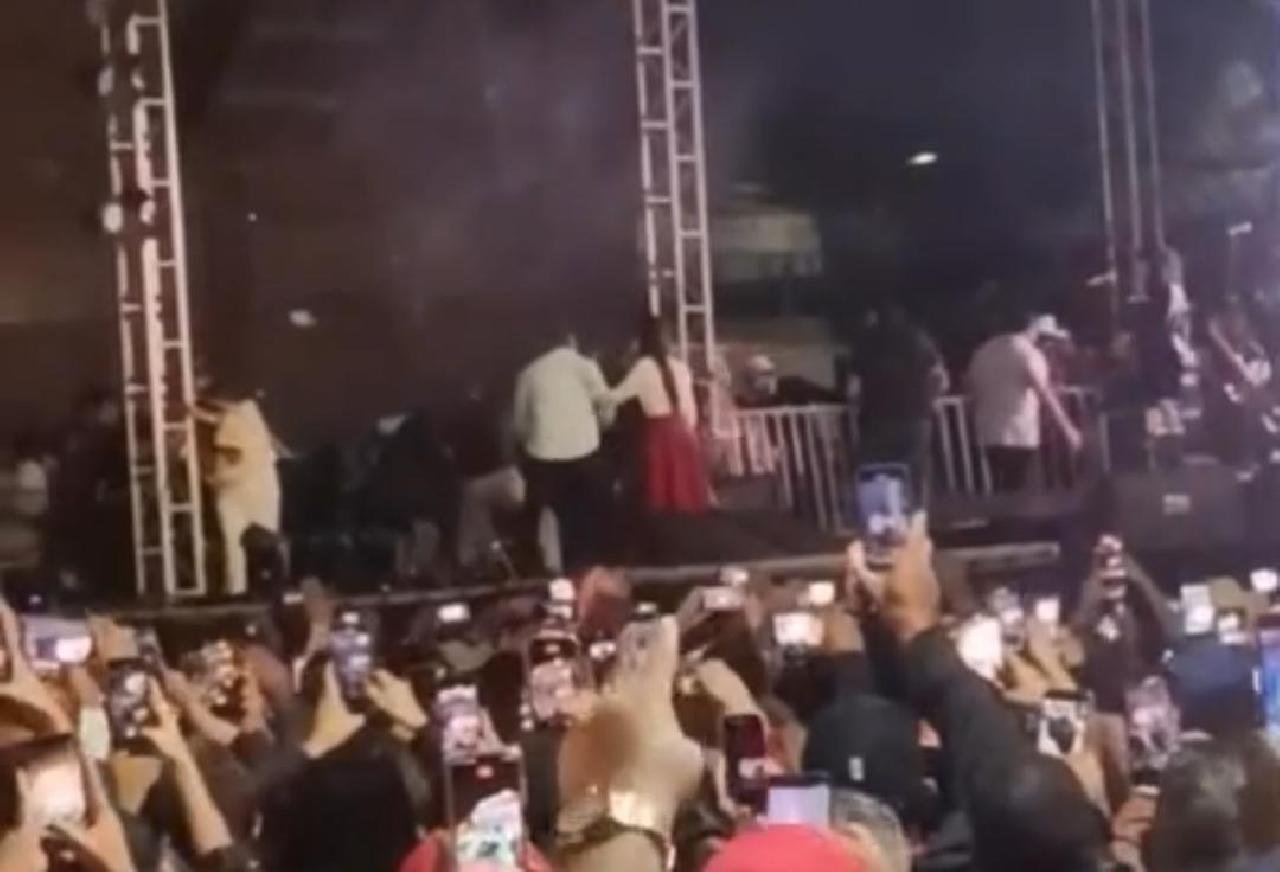 ESTRUTURA DE PALCO CEDE DURANTE APRESENTAÇÃO DE AMADO BATISTA EM ITAPETINGA