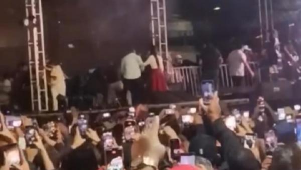 ESTRUTURA DE PALCO CEDE DURANTE APRESENTAÇÃO DE AMADO BATISTA EM ITAPETINGA