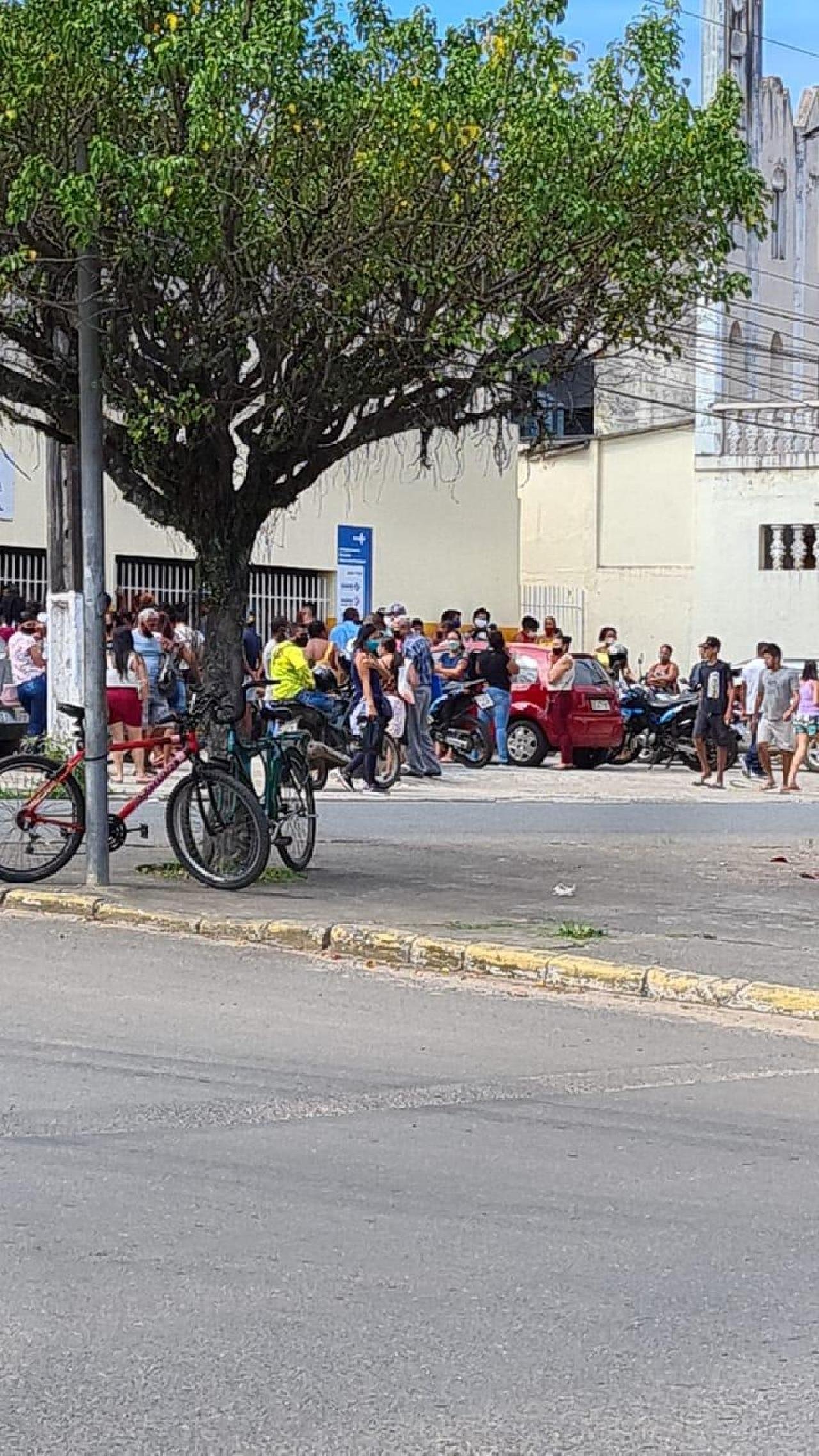 DISTRIBUIÇÃO DE SENHA GERA AGLOMERAÇÃO E TUMULTO NO POSTO SARAH DISTRIBUIÇÃO DE SENHA GERA AGLOMERAÇÃO E TUMULTO NO POSTO SARAH