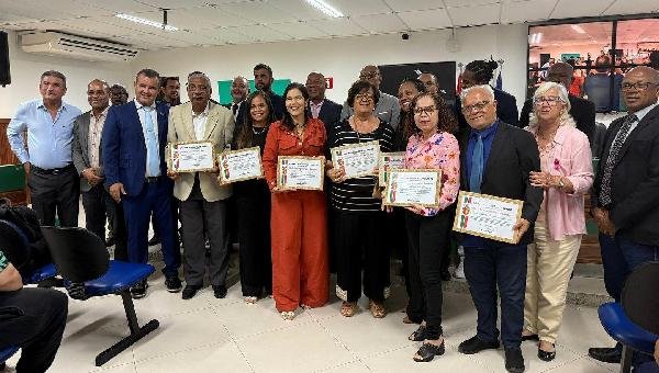 PROFESSORES DE ILHÉUS SÃO HOMENAGEADOS PELA CÂMARA DE VEREADORES 