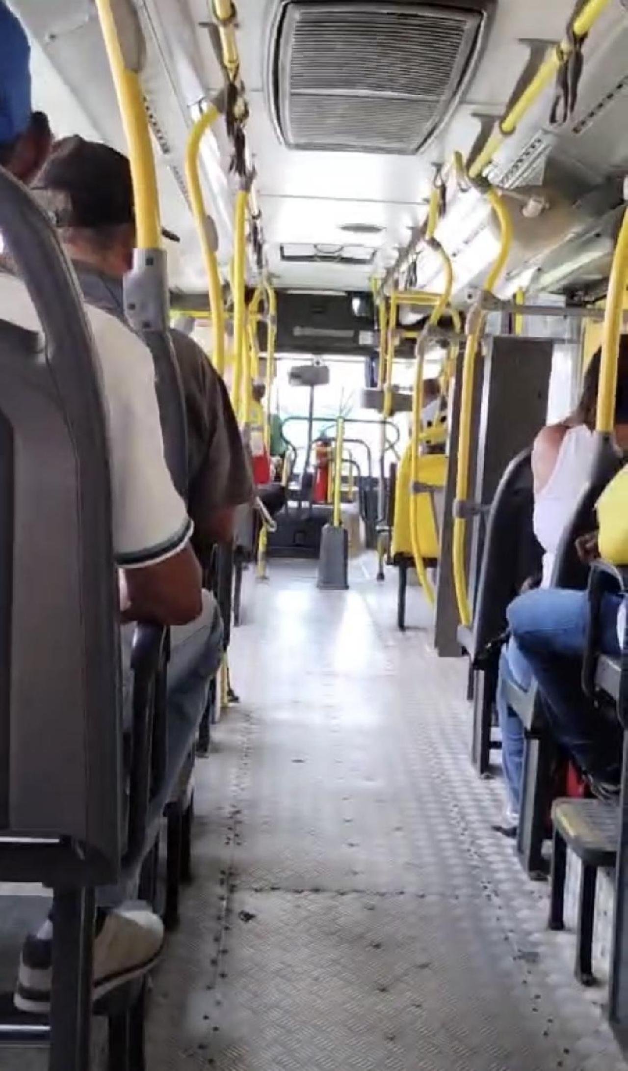 ILHÉUS: PASSAGEIROS DE TRANSPORTE COLETIVO SE QUEIXAM DA DEMORA NA TROCA DE MOTORISTAS DOS ÔNIBUS ILHÉUS: PASSAGEIROS DE TRANSPORTE COLETIVO SE QUEIXAM DA DEMORA NA TROCA DE MOTORISTAS DOS ÔNIBUS