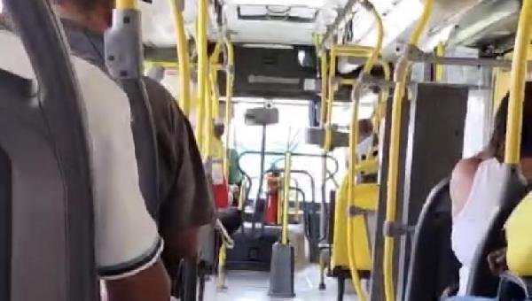 ILHÉUS: PASSAGEIROS DE TRANSPORTE COLETIVO SE QUEIXAM DA DEMORA NA TROCA DE MOTORISTAS DOS ÔNIBUS 