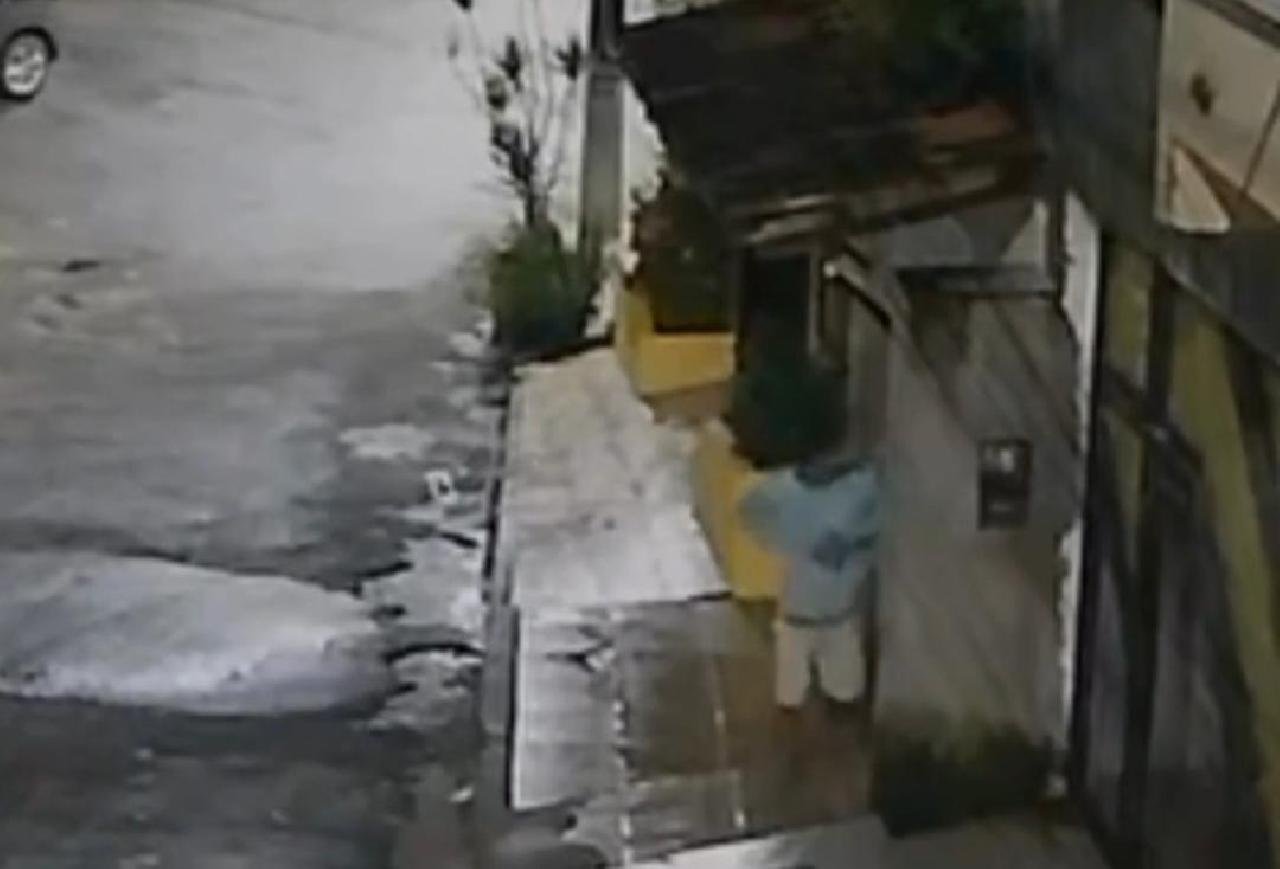 INVASÃO EM RESIDÊNCIA ASSUSTA MORADORES DO OUTEIRO, EM ILHÉUS, NA MADRUGADA DESTE SÁBADO (25)