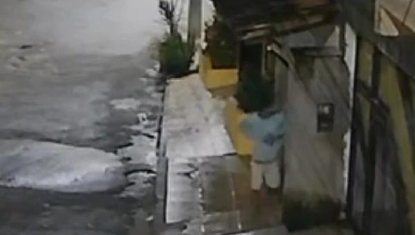 INVASÃO EM RESIDÊNCIA ASSUSTA MORADORES DO OUTEIRO, EM ILHÉUS, NA MADRUGADA DESTE SÁBADO (25)