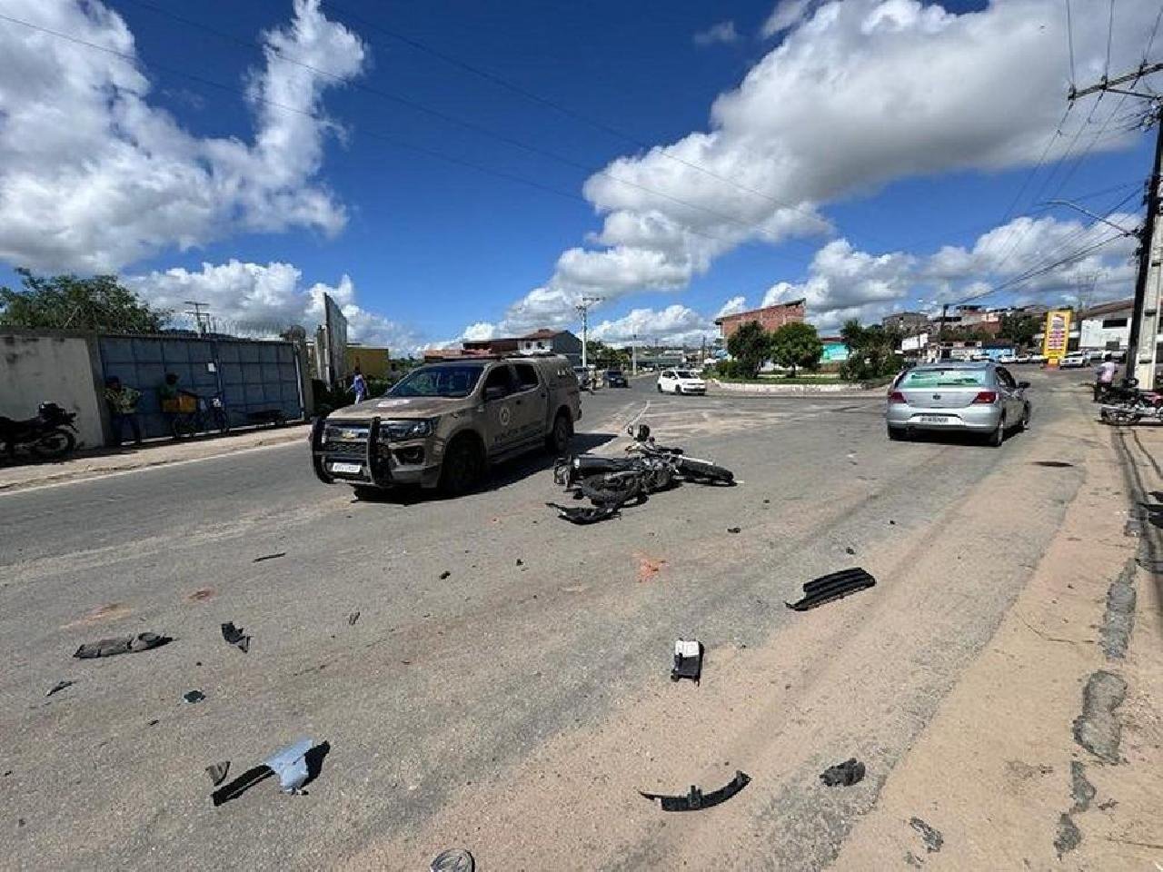 DOIS POLICIAIS MILITARES QUE FAZIAM ESCOLTA DO VICE-GOVERNADOR FICARAM FERIDOS APÓS ACIDENTE EM IPIAÚ DOIS POLICIAIS MILITARES QUE FAZIAM ESCOLTA DO VICE-GOVERNADOR FICARAM FERIDOS APÓS ACIDENTE EM IPIAÚ