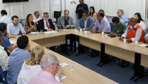 INEMA E SEMA DISCUTEM AÇÕES PARA CONTER ÓLEO NO LITORAL BAIANO