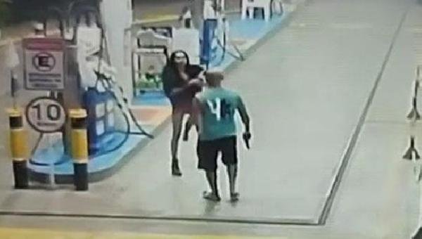 MULHER MORRE APÓS SER BALEADA NA CABEÇA RM POSTO DE COMBUSTIVEIS DE ILHÉUS