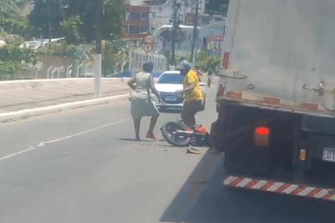 ACIDENTE ENVOLVENDO MOTO E CARRO É REGISTRADO NA AVENIDA ANTÔNIO CARLOS MAGALHÃES, EM ILHÉUS