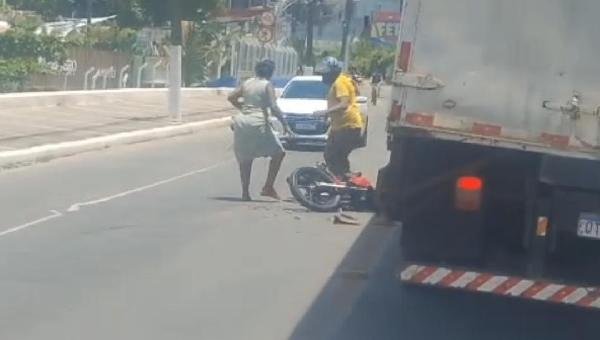 ACIDENTE ENVOLVENDO MOTO E CARRO É REGISTRADO NA AVENIDA ANTÔNIO CARLOS MAGALHÃES, EM ILHÉUS