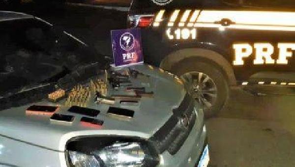  ITABUNA: PRF PRENDE 5 COM CARRO ROUBADO; GRUPO LEVAVA PISTOLA, ARMAS E 96 MUNIÇÕES
