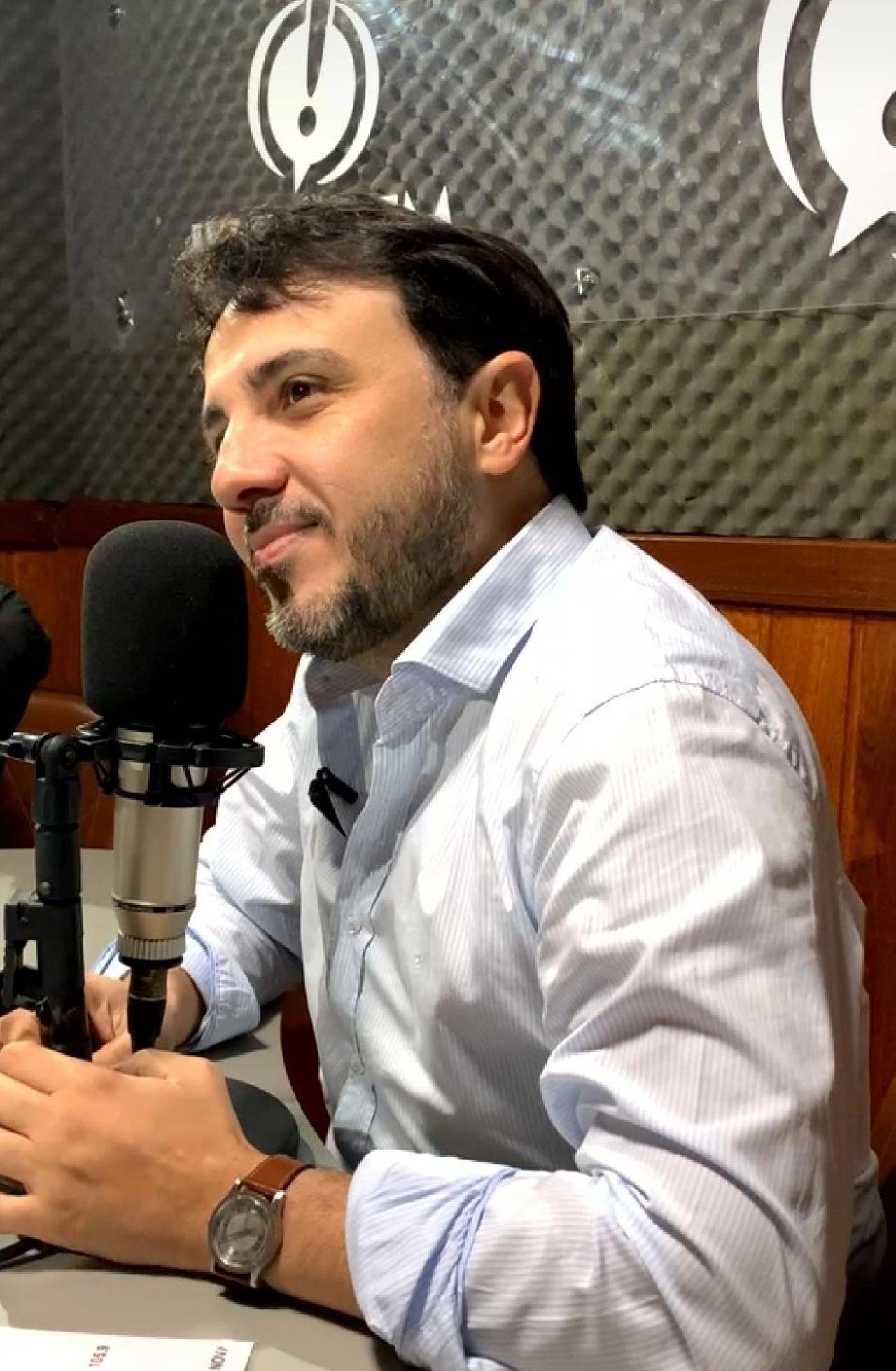 “O ARTHUR [DO VAL] FOI MOLEQUE”, DIZ RENAN SANTOS AO RELEMBRAR ÁUDIOS SOBRE UCRANIANAS E CITAR NOVOS ESCÂNDALOS NO ENTORNO DE FLÁVIO BOLSONARO