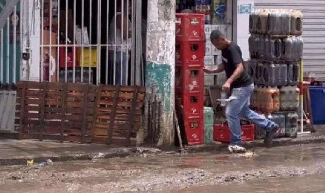 IPIAÚ: COMÉRCIO VOLTA A FUNCIONAR APÓS INUNDAÇÃO IPIAÚ: COMÉRCIO VOLTA A FUNCIONAR APÓS INUNDAÇÃO