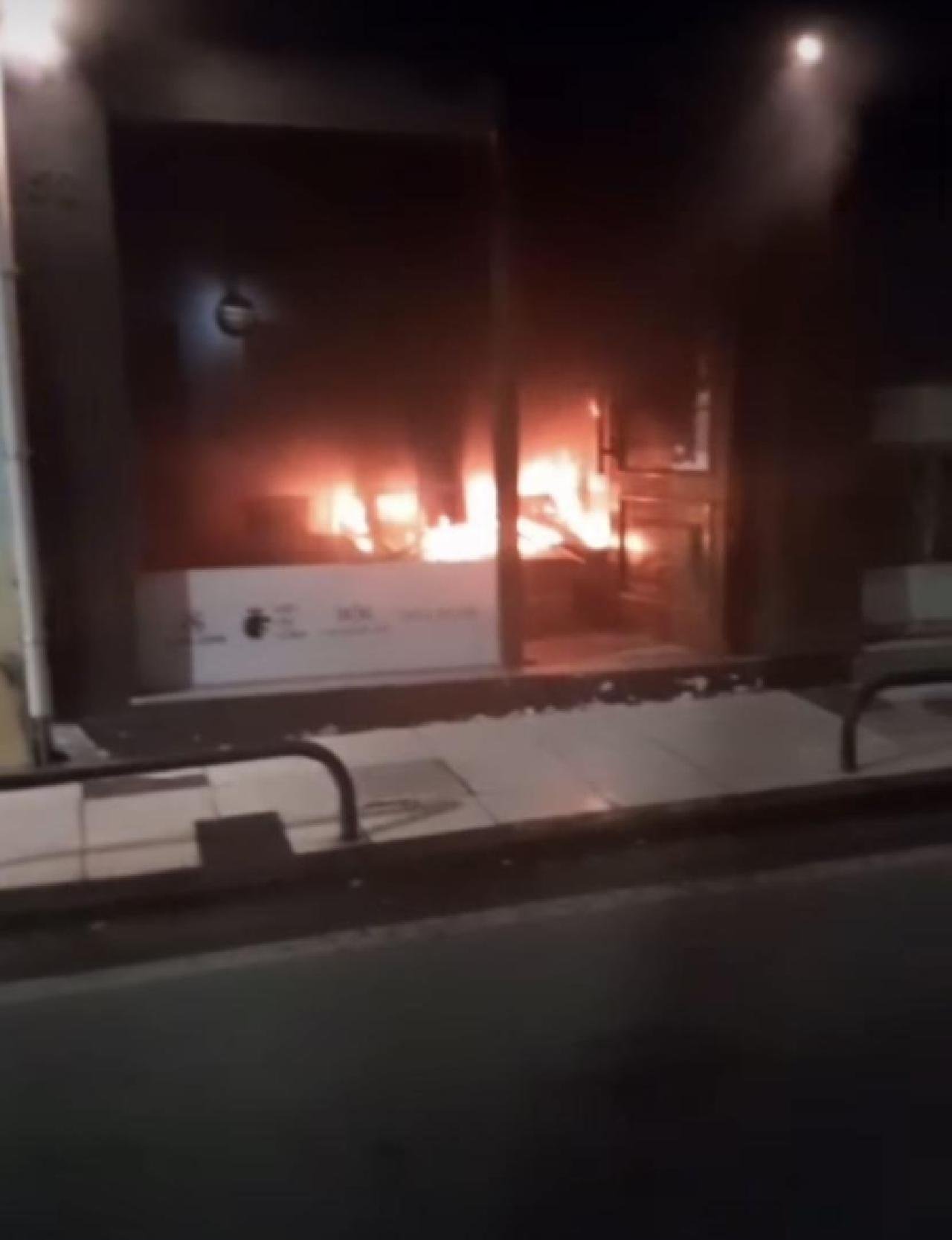 LOJA DE EMPRESÁRIA CARINA SCHUTZ É ALVO DE INCÊNDIO APÓS POLÊMICAS LOJA DE EMPRESÁRIA CARINA SCHUTZ É ALVO DE INCÊNDIO APÓS POLÊMICAS