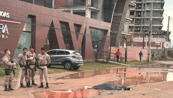 MULHER É BRUTALMENTE ASSASSINADA EM FRENTE AO STAND DE VENDAS FNOGUEIRA NA ZONA SUL DE ILHÉUS