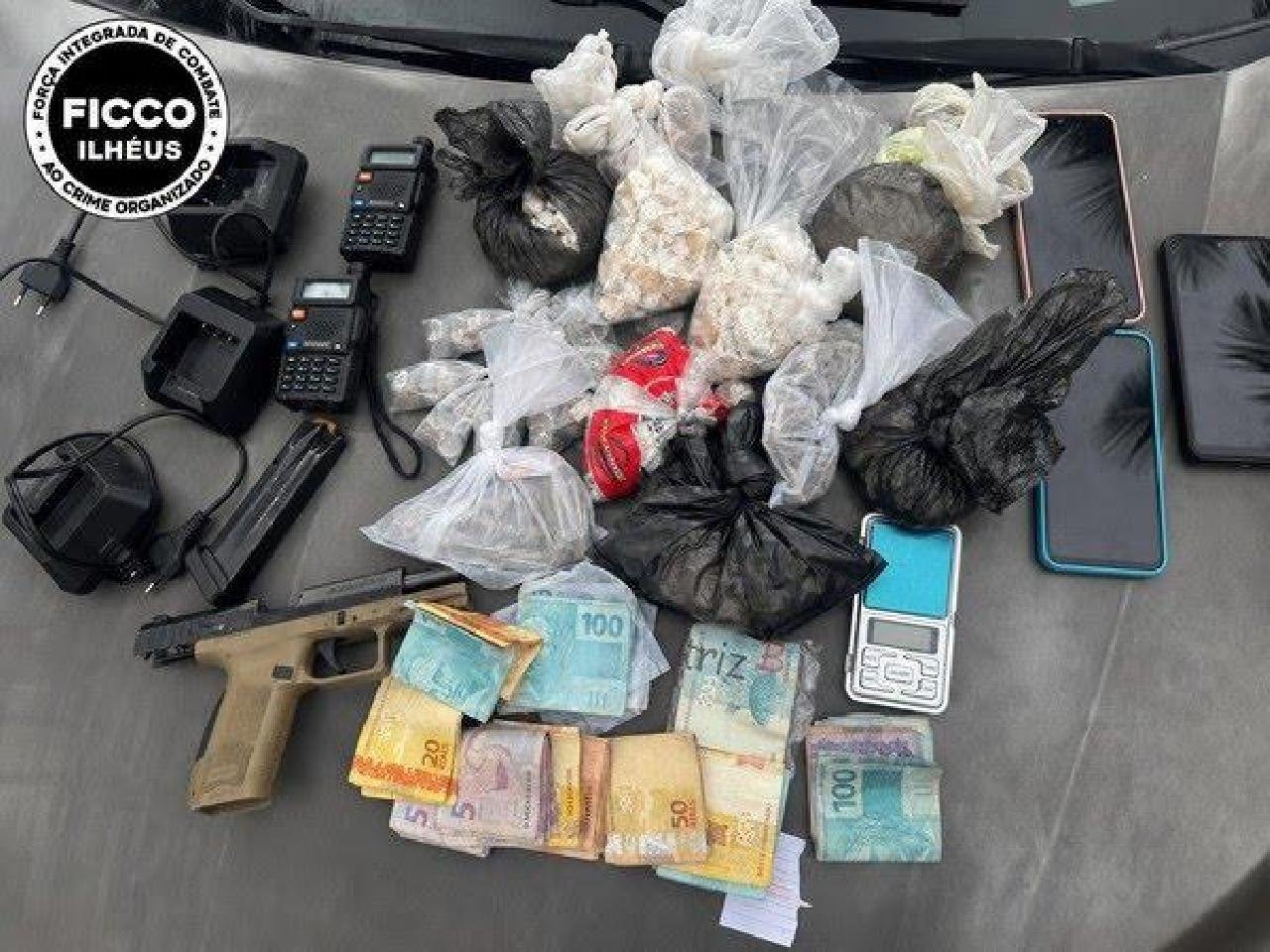 OPERAÇÃO REBOJO PRENDE DOIS HOMENS E APREENDE ARMA, DROGAS E DINHEIRO EM UBAITABA