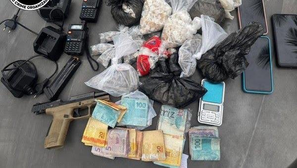 OPERAÇÃO REBOJO PRENDE DOIS HOMENS E APREENDE ARMA, DROGAS E DINHEIRO EM UBAITABA