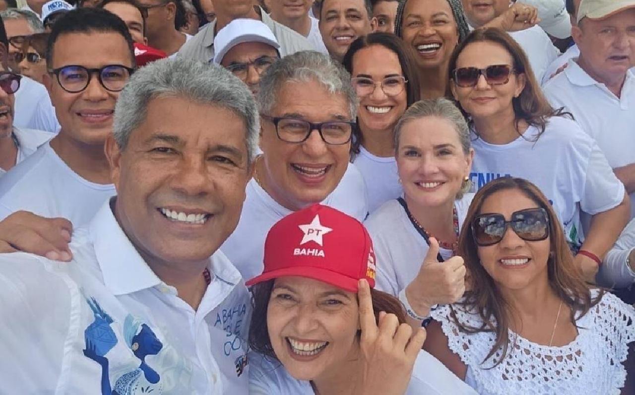 ADÉLIA PINHEIRO PARTICIPA DA LAVAGEM DO BONFIM AO LADO DO GOVERNADOR JERÔNIMO RODRIGUES