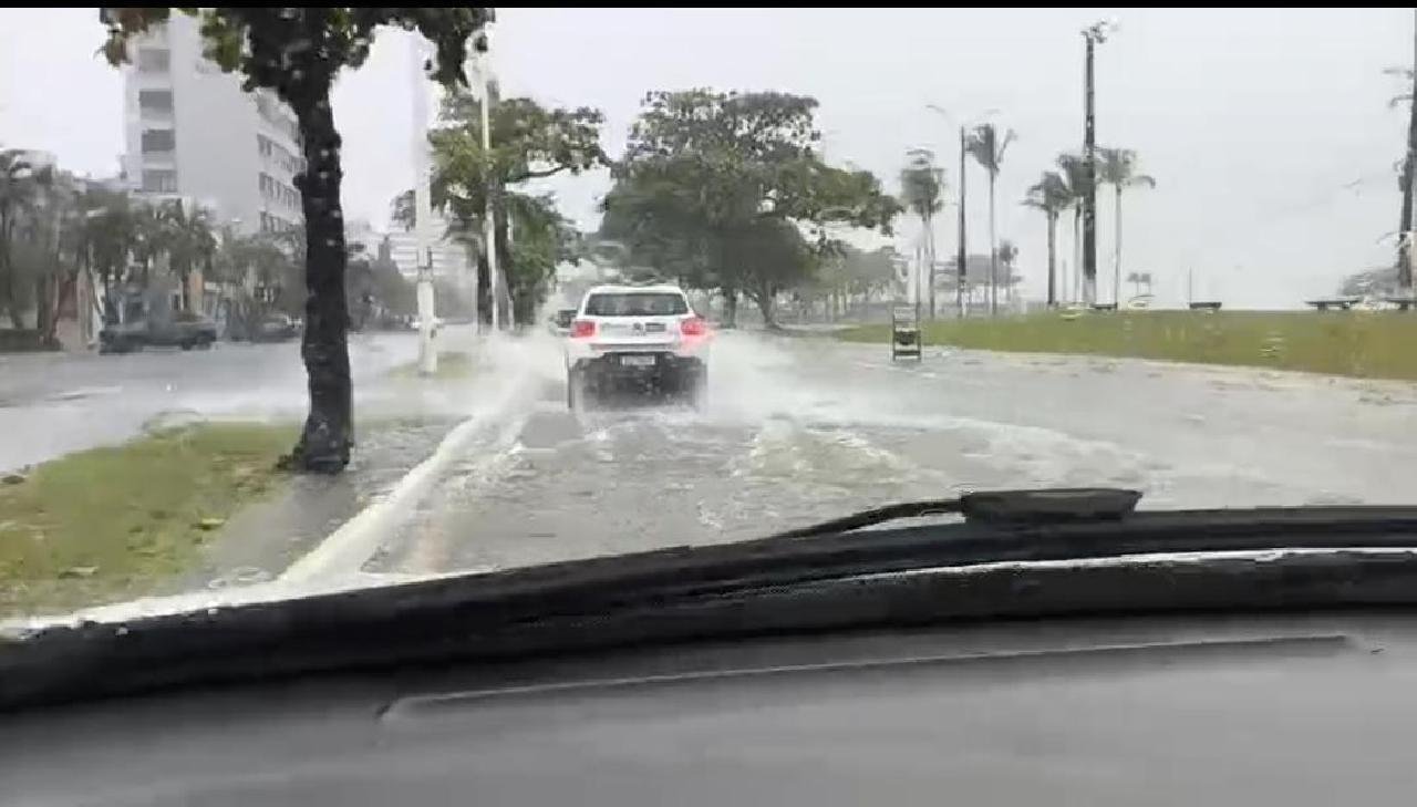 AVENIDA SOARES LOPES FICA COMPLETAMENTE ALAGADA DURANTE CHUVA QUE ATINGE ILHÉUS 