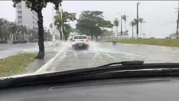 AVENIDA SOARES LOPES FICA COMPLETAMENTE ALAGADA DURANTE CHUVA QUE ATINGE ILHÉUS 
